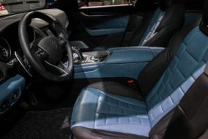 The interior colors of the center console, instrument panel, door panels, and seats of the Levante GTS were inspired by blue denim.